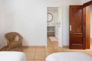 5 quartos, ferros/tábuas de passar roupa, Wi-Fi, roupa de cama