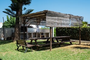 Outdoor dining - Villa Playa - Spacious 5 Bedroom Beachside Villa in Mijas Costa with Pool & AC (Mijas Costa)