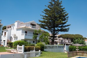 Exterior - Villa Playa - Spacious 5 Bedroom Beachside Villa in Mijas Costa with Pool & AC (Mijas Costa)