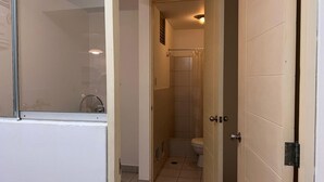 A narrow bathroom with a toilet, shower, and a bathtub. - 3bed Apt in Miraflores - Free Wifi, Free Parking (Lima)