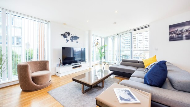Een moderne woonkamer met een bank, fauteuil en salontafel.
