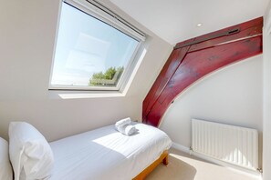 3 bedrooms, desk, free WiFi, bed sheets