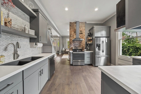 Fridge, oven, stovetop, dishwasher