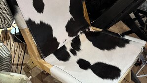 A chair with a cowhide pattern upholstery. - Appartement Privé Dans Chalet Proche des Cimes, Départ et Retour ski aux Pieds (Montgenèvre)