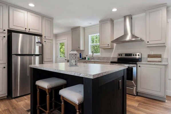 Fridge, microwave, oven, stovetop - Pollard Place 2BR 2 BA Smokies Winterfest (Kodak)