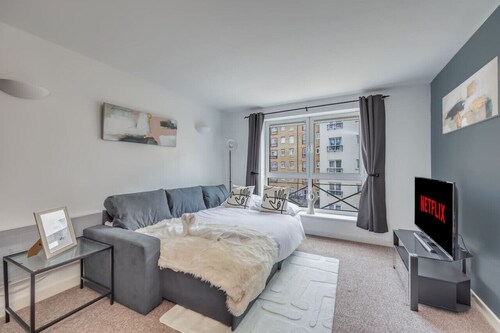 Elegant Apartment in City Centre • Fast Wifi • Smart TV • Access to Communal Gym