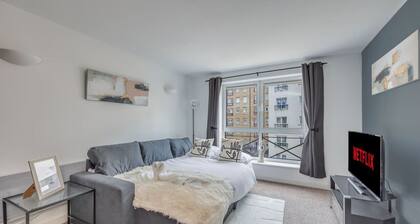 Elegant Apartment in City Centre • Fast Wifi • Smart TV • Access to Communal Gym