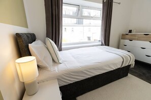 2 عدّة غرف نوم ومكواة/لوح كي وسرير سفر وواي فاي مجانًا