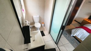 Ducha, secador de pelo, toallas, jabón