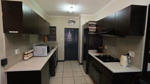 Mikrobølgeovn, ovn, kokeplater og oppvaskmaskin