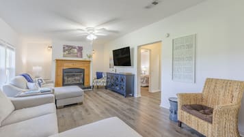 Televisor, reproductor de DVD, llibres i videoteca