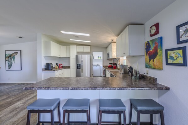 Geladeira, micro-ondas, fogão, cooktop