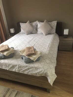 2 chambres, fer et planche à repasser, Wi-Fi, draps fournis