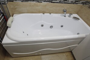 Baignoire à jets, sèche-cheveux, serviettes fournies, savon