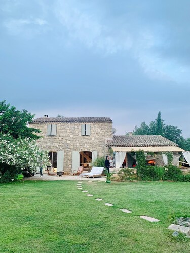 Découvrez le charme d'un mas provençal rénové, votre jardin d'Éden vous attend !