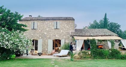 DĂ©couvrez le charme d'un mas provençal rĂ©novĂ©, votre jardin d'Ăden vous attend !