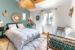 3 soverom, skrivebord, strykejern/-brett og reiseseng for barn