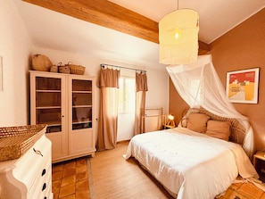 3 bedrooms, desk, iron/ironing board, travel cot - Découvrez le Charme D'un mas Provençal Rénové, Votre Jardin D'éden Vous Attend ! (Saint-Maximin-la-Sainte-Baume)