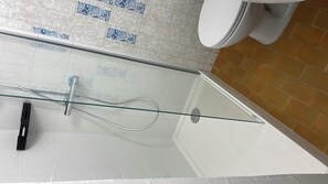 تجهيزات دش، مجففات شعر، صابون، ورق حمّام