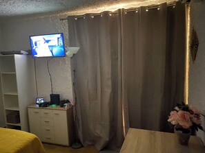 1 bedroom, iron/ironing board, WiFi - Cassetta 92 Marie Pierre Studio Cocooning en rdc Parking Privé Climatisé Wifi (Lumio)