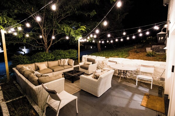 Outdoor dining - 12 South Dolly-themed safe beautiful + walkable! Hot Tub! Long-Term Rental Only. (Nashville)