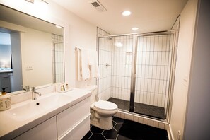 Een douche, een haardroger, handdoeken, zeep