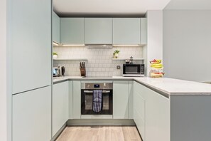 Køleskab, mikrobølgeovn, kogeplade, opvaskemaskine