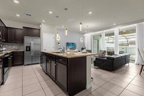 Interior - Weekly Deal! 10% Off – 3 Masters, Pool, Themed Rooms & 1 min. walk to Resort (Davenport)