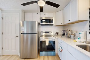 Kjøleskap, mikrobølgeovn, ovn og kokeplater