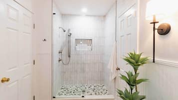 Hair dryer, towels, shampoo, toilet paper