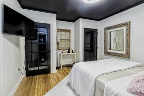 4 chambres, fer et planche à repasser, lit de bébé portatif