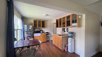 冰箱、微波炉、烤面包机、厨具/餐具