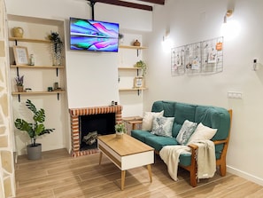 Smart TV, fireplace