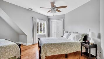 2 makuuhuonetta, työpöytä, silitysrauta/-lauta, ilmainen Wi-Fi