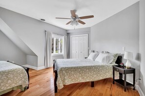 2 Schlafzimmer, Schreibtisch, Bügeleisen/Bügelbrett, kostenloses WLAN