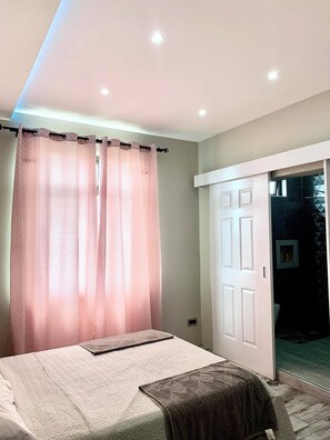 2 bedrooms, iron/ironing board, WiFi, bed sheets - 2-bedroom Luxury apartment in beautiful Flic en Flac with AC, WiFi (Flic en Flac)