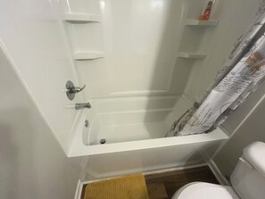 Haartrockner, Handtücher, Seife, Shampoo