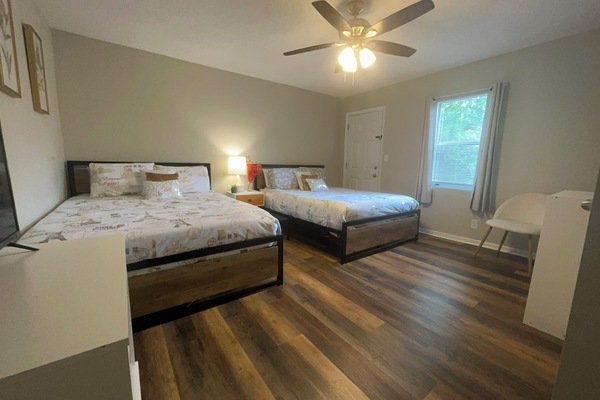 1 dormitori, planxa i posts de planxar, wifi i roba de llit