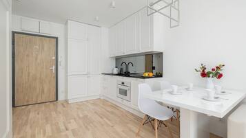 Apartment, 1 Schlafzimmer, Balkon | Eigene Kochnische | Mikrowelle, Wasserkocher mit Kaffee-/Teezubehör, Esstisch