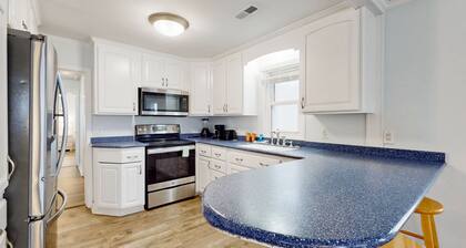 Coastal cottage with short walk to the beach and fishing pier