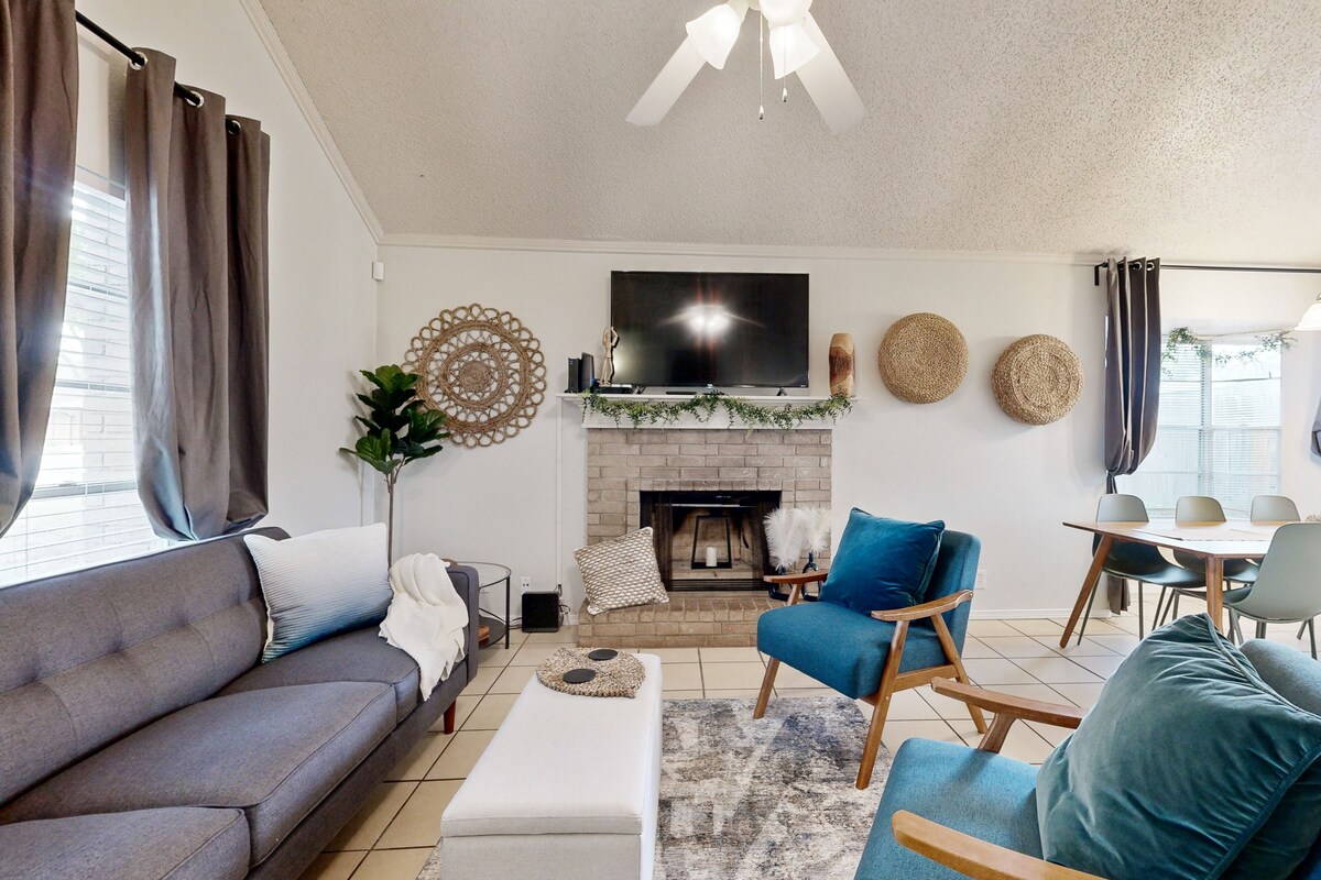 Spacious dog-friendly home, close to park with patio, AC, & W/D