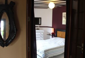 8 bedrooms, iron/ironing board, WiFi, bed sheets - La Longère: Grand Gîte Traditionnel Normand à Quelques km de Cabourg (Basseneville)