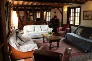Living area - La Longère: Grand Gîte Traditionnel Normand à Quelques km de Cabourg (Basseneville)