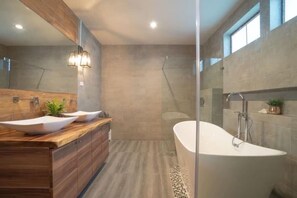 Villa, Bathtub, Pool View ( Number of bedroom for use base on number of guest to stay ) | Bagno | Vasca e doccia separate, asciugacapelli, bidet, asciugamani