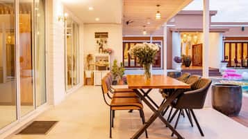 Villa, Bathtub, Pool View ( Number of bedroom for use base on number of guest to stay ) | Área de estar | TV LED 32 polegadas com canais a cabo, Netflix, serviços de streaming