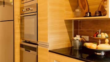 Villa, Bathtub, Pool View ( Number of bedroom for use base on number of guest to stay ) | Cozinha privada | Geladeira, micro-ondas, fogão, cooktop