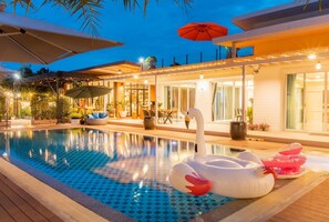 Villa, Bathtub, Pool View ( Number of bedroom for use base on number of guest to stay ) | 9 camere, una scrivania, Wi-Fi gratuito, lenzuola
