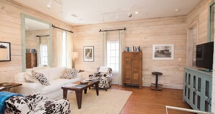 Charming cottage in peaceful Taylor, MS. Less than 9 miles from The Grove.