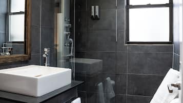 Regadera, secadora de cabello, toallas, jabón