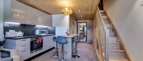 Réfrigérateur, micro-ondes, four, plaque de cuisson